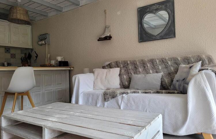 Location / Praloup 1600 Studio  / SEOLANES Location / Praloup 1600 Studio  / SEOLANES